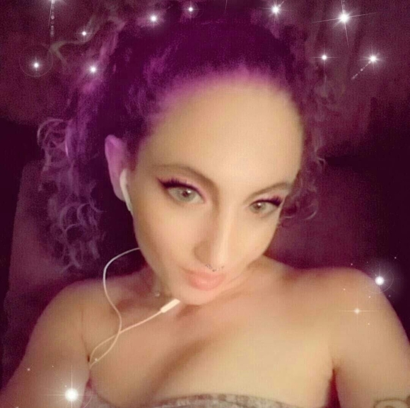 Profile Picture of Davlynn Marie (@davlynnmarie87) on Poshmark