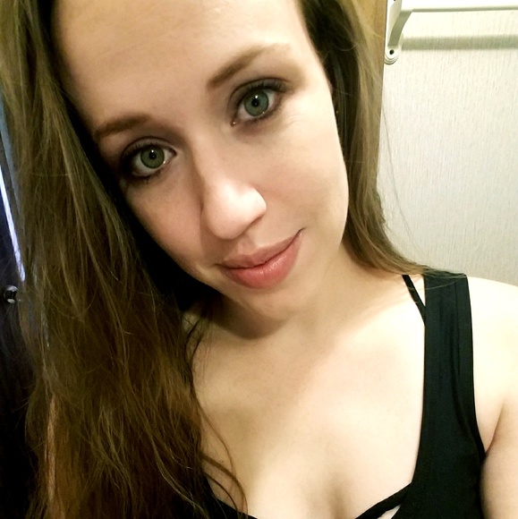 Profile Picture of Amanda Winstead (@alwinstead) on Poshmark