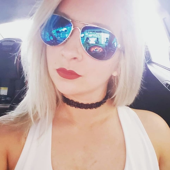 Profile Picture of Karla Sunderlin (@karlasunderlin) on Poshmark