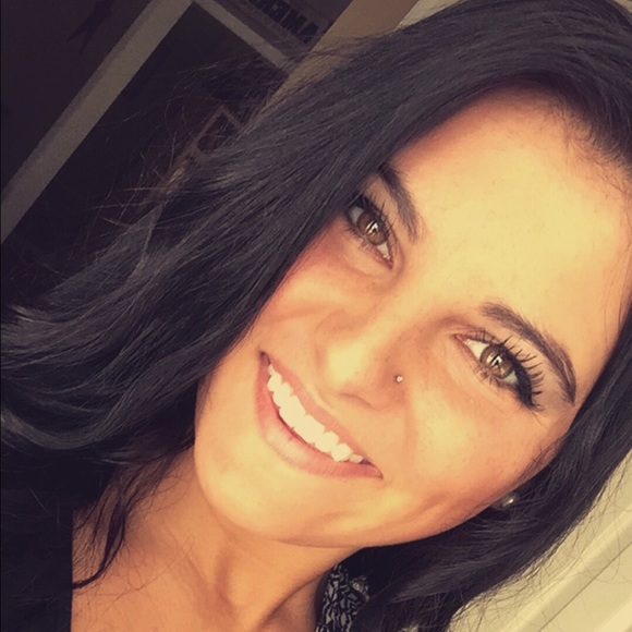 Profile Picture of Hailey Rutt (@hailey_rutt) on Poshmark