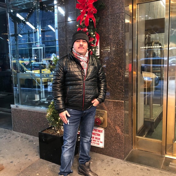 Profile Picture of Juan Araujo (@juanaraujo208) on Poshmark