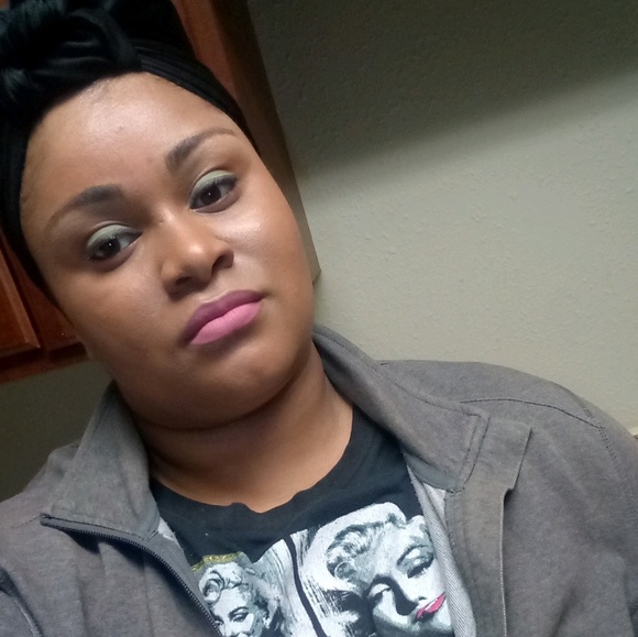 Profile Picture of Kamisha Lowe (@ocean1028) on Poshmark