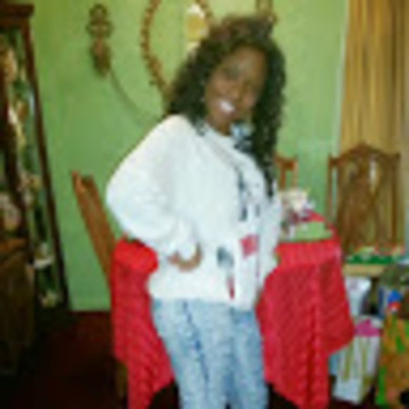 Profile Picture of Shay Trainer (@shaytrainer21) on Poshmark