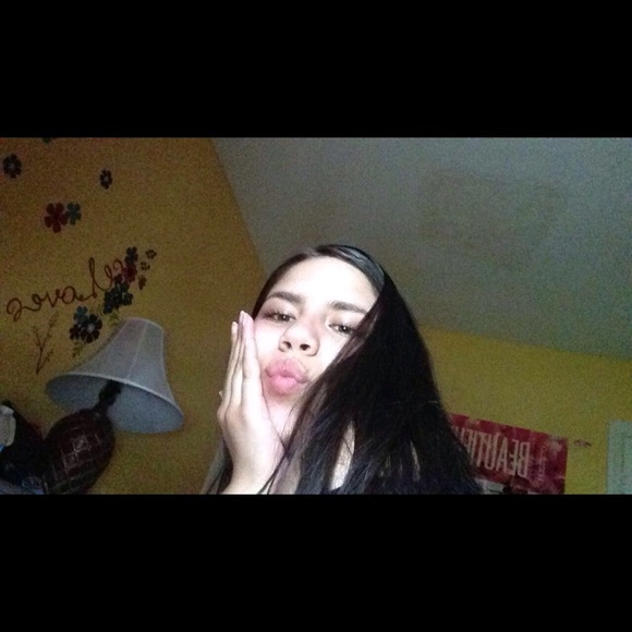 Profile Picture of Daniella Jerezano (@d6nii) on Poshmark