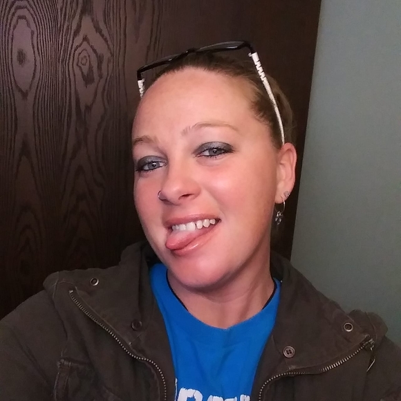 Profile Picture of Debbie Broderick (@debbiebroderick) on Poshmark