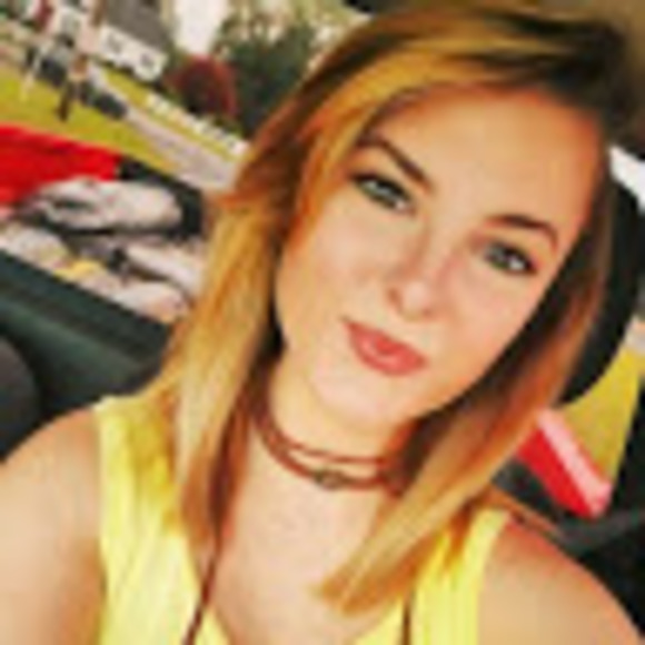 Profile Picture of Erin Ogline (@elf92894) on Poshmark