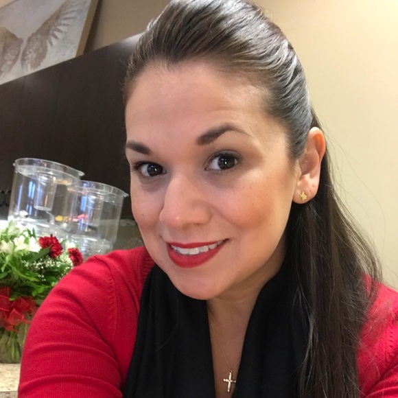 Profile Picture of Lisa Schoenbauer (@lisa2821) on Poshmark