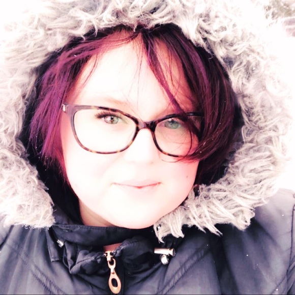 Profile Picture of Amanda Lukas (@mandababe11516) on Poshmark