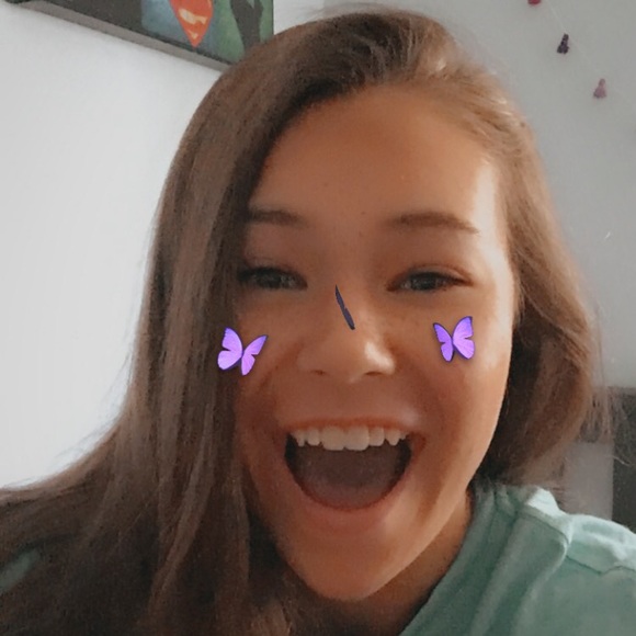 Profile Picture of Anna Wiltzer (@awiltzer) on Poshmark