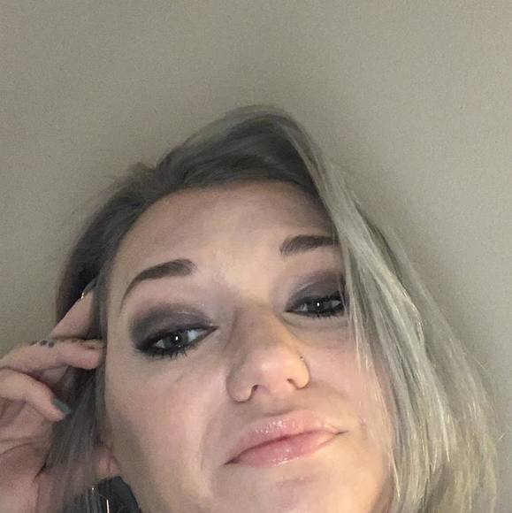 Profile Picture of Lindsay Picerno (@linzthorne) on Poshmark