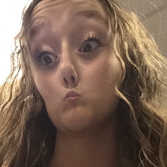 Evvi Etlick - Poshmark Profile Picture of Evvi Etlick (@evvi_etlick) on Poshmark