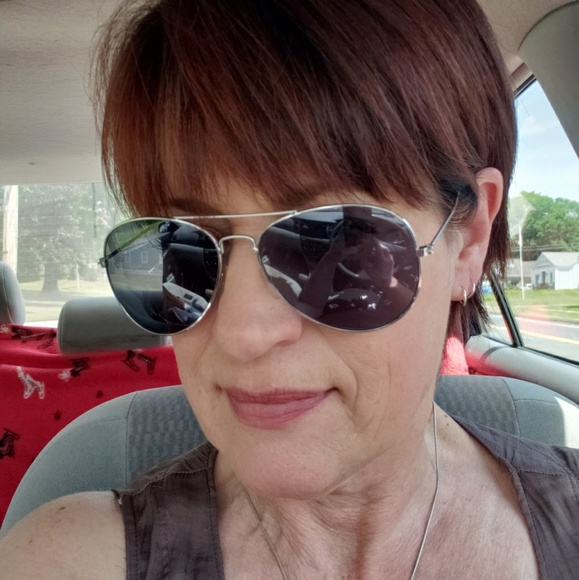 Profile Picture of Donna Caraglio (@geoffreythefish) on Poshmark