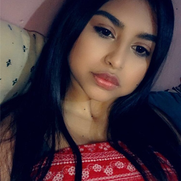Profile Picture of Andrea Garza (@garzaandrea) on Poshmark
