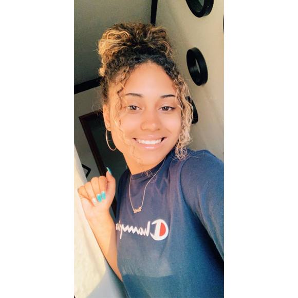 Profile Picture of Tiariel Hull (@tiarielhull) on Poshmark