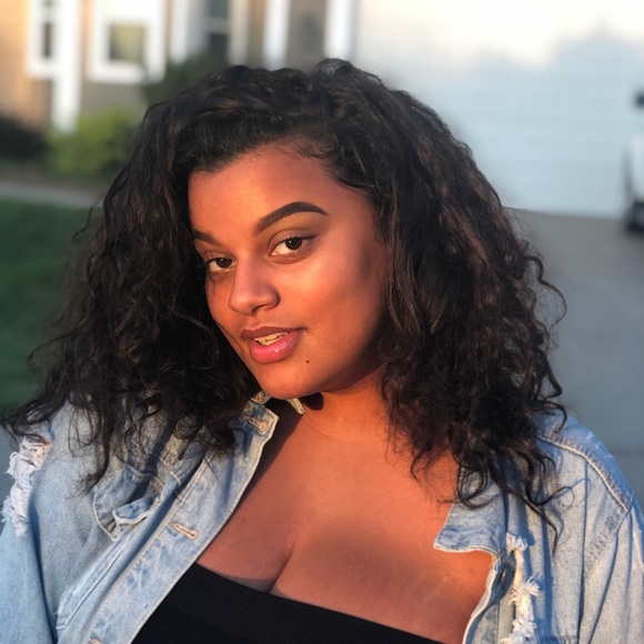 Nikki Holmes - Poshmark Profile Picture of Nikki Holmes (@nikkiholmes16) on Poshmark