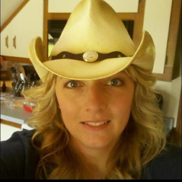 Profile Picture of Jodee Biller (@jodeelin74) on Poshmark