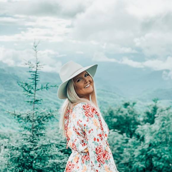 Profile Picture of Kate Deshong (@deshongkate) on Poshmark