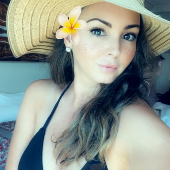 Profile Picture of Nicole Verdugo-keller (@nkverdugo) on Poshmark