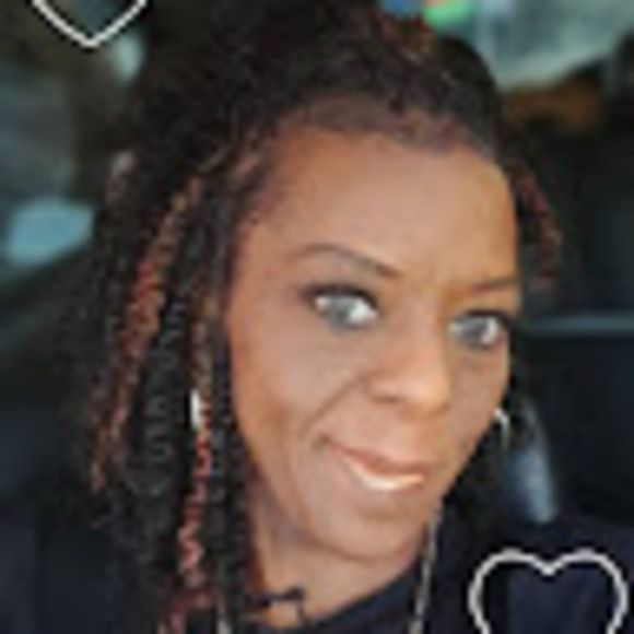 Profile Picture of Yvonne Banks (@ylaviege) on Poshmark