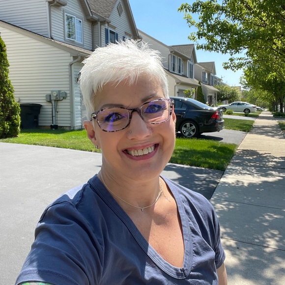 Profile Picture of Lisa Hilton (@lisahilton477) on Poshmark