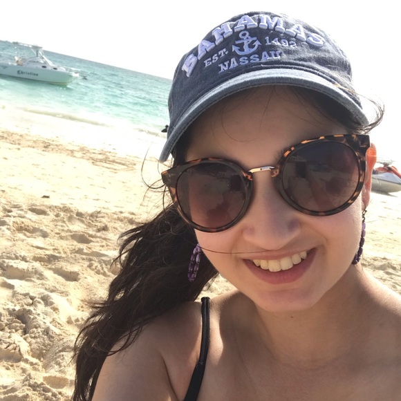 Profile Picture of Ester Mosheyeva (@esterm1215) on Poshmark