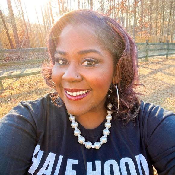 Profile Picture of Jillian Hooper (@jnhooper89) on Poshmark