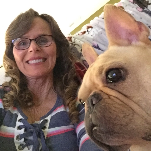 Profile Picture of Robin Moberly (@dogmom5love) on Poshmark