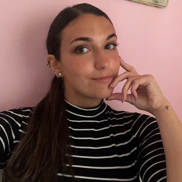 Profile Picture of Victoria Lamoureux (@victoriarose966) on Poshmark