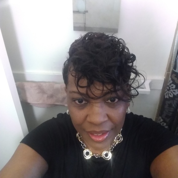 Profile Picture of Wanda Higgins (@staraunt) on Poshmark