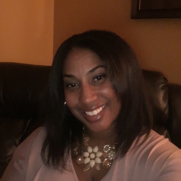 Profile Picture of Danyell Ivery (@dannybea) on Poshmark