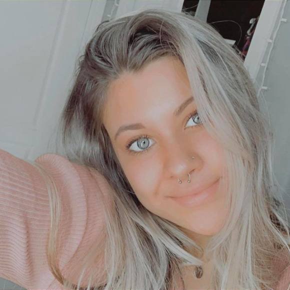 Profile Picture of Elise Patterson (@pattersonelisee) on Poshmark