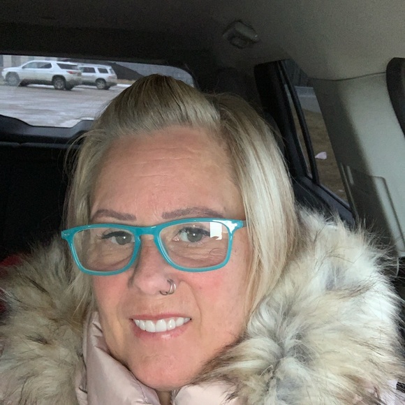 Profile Picture of Connie Benoit (@connie_benoit) on Poshmark