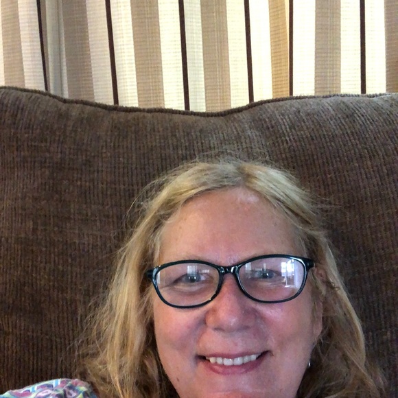 Profile Picture of Karen Lyons (@karenlyons561) on Poshmark