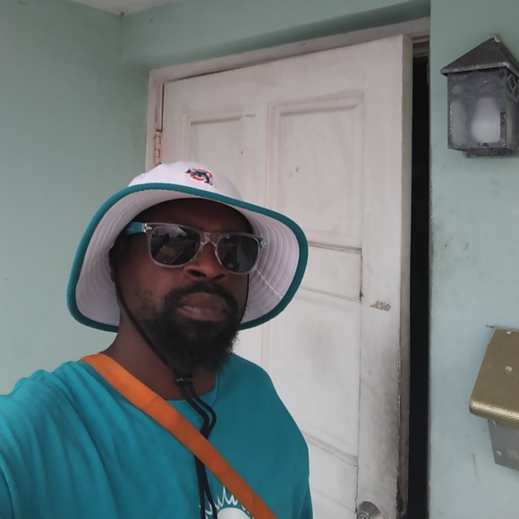 Profile Picture of David Smalls (@davidsmalls40) on Poshmark