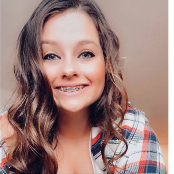 Profile Picture of Leah Hiett (@hiettleah) on Poshmark