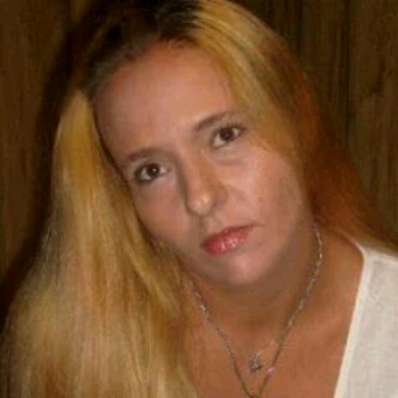 Profile Picture of Lea Phillips (@leahill79) on Poshmark