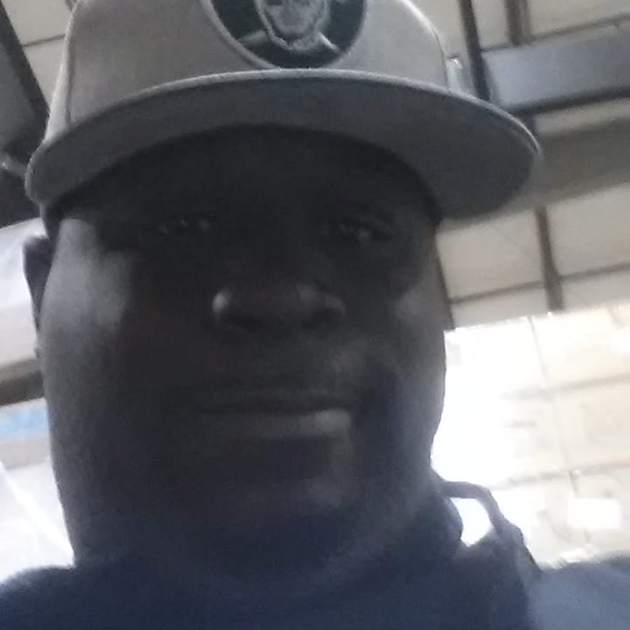 Profile Picture of Tommie Knox (@tommieknox2010) on Poshmark