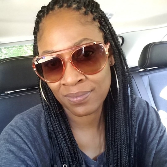 Umonya Gibson - Poshmark Profile Picture of Umonya Gibson (@umonyagibson22) on Poshmark