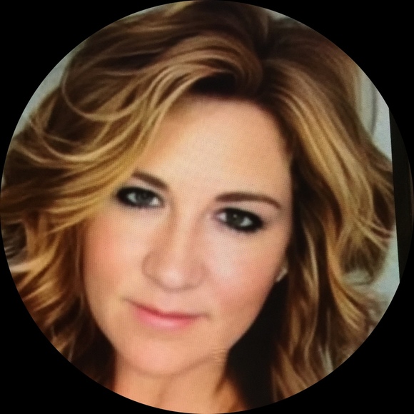 Profile Picture of Paula Boyce (@p_boyce) on Poshmark
