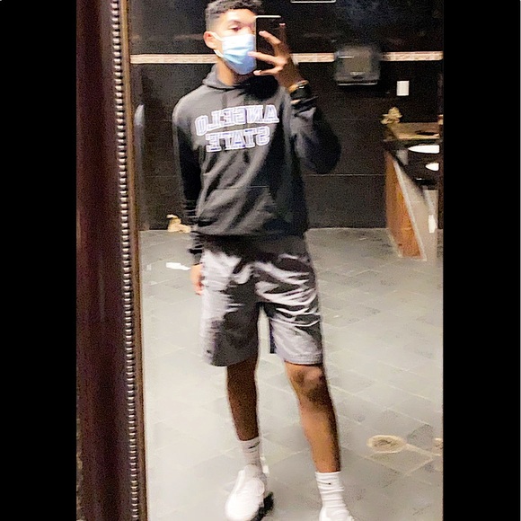 Profile Picture of Manny Roman (@maanylee) on Poshmark