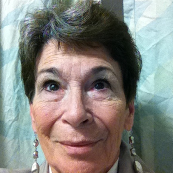 Profile Picture of Suzanne Benjamin (@flontngle) on Poshmark