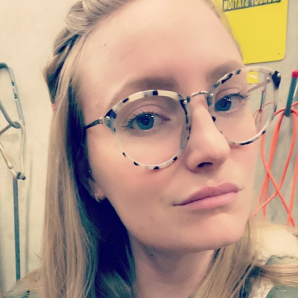 Profile Picture of Stephanie Bertone (@stephslotone) on Poshmark
