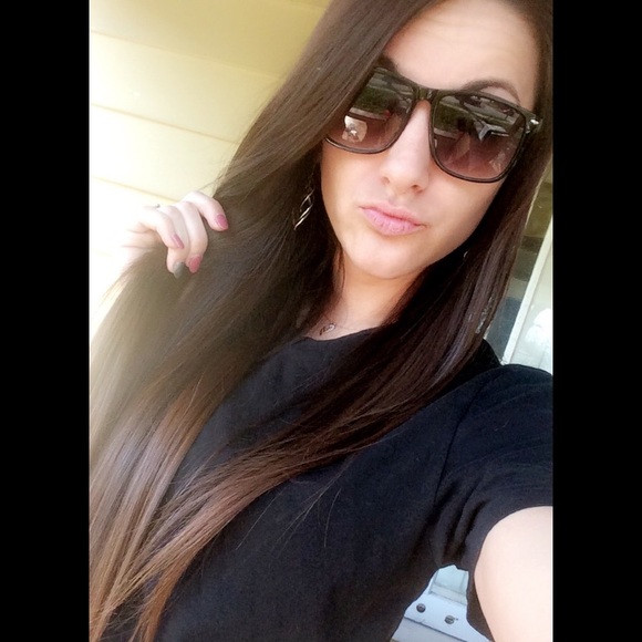 Profile Picture of Sam Hess (@mimo1993) on Poshmark