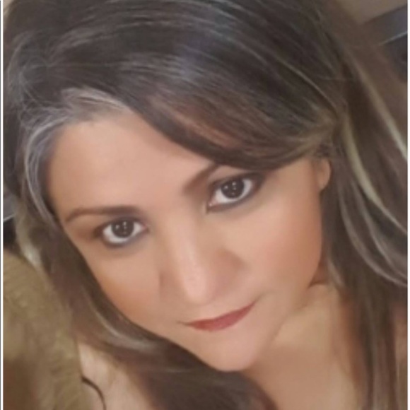 Profile Picture of Glenda Luna (@glendaluna1970) on Poshmark