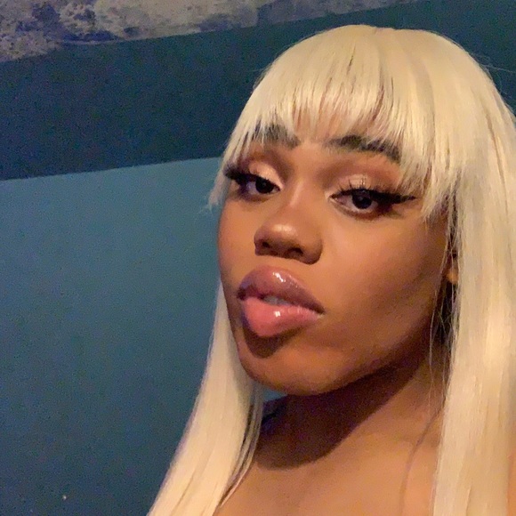 Profile Picture of Iris Burks (@y2kiris) on Poshmark