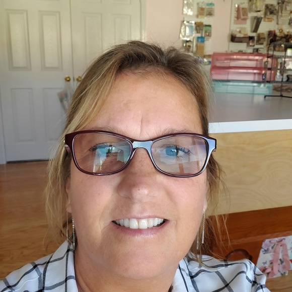 Profile Picture of Lisa a Hoberg (@lacross81) on Poshmark