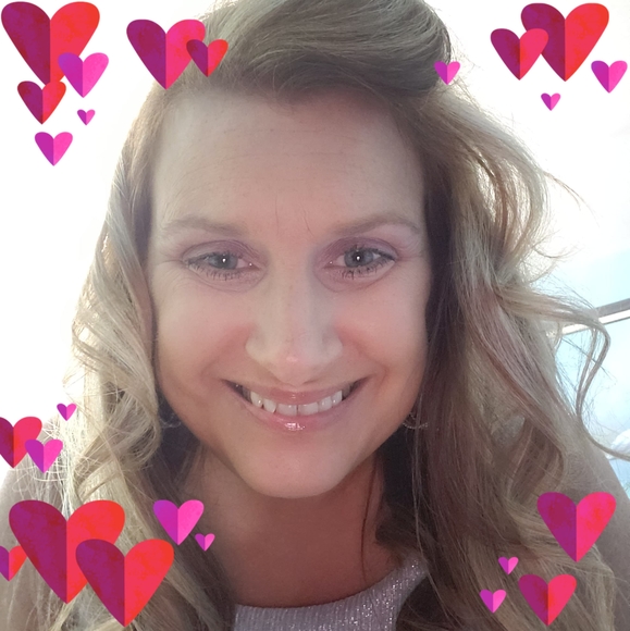 Profile Picture of Melody Wright (@melodywright620) on Poshmark