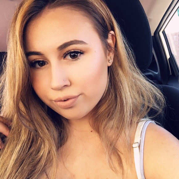 Profile Picture of Alyssa Munsterman (@alyssamm_) on Poshmark