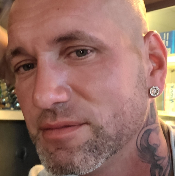 Profile Picture of Jeffrey Niper (@jniperjr) on Poshmark