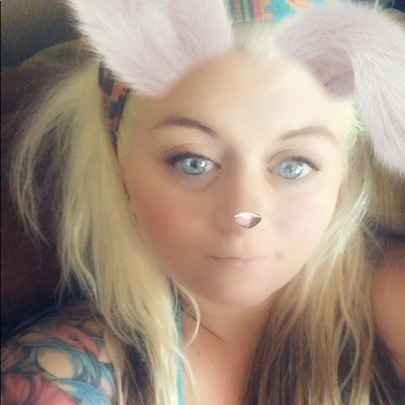 Profile Picture of Kara Glendening (@karadolly15) on Poshmark